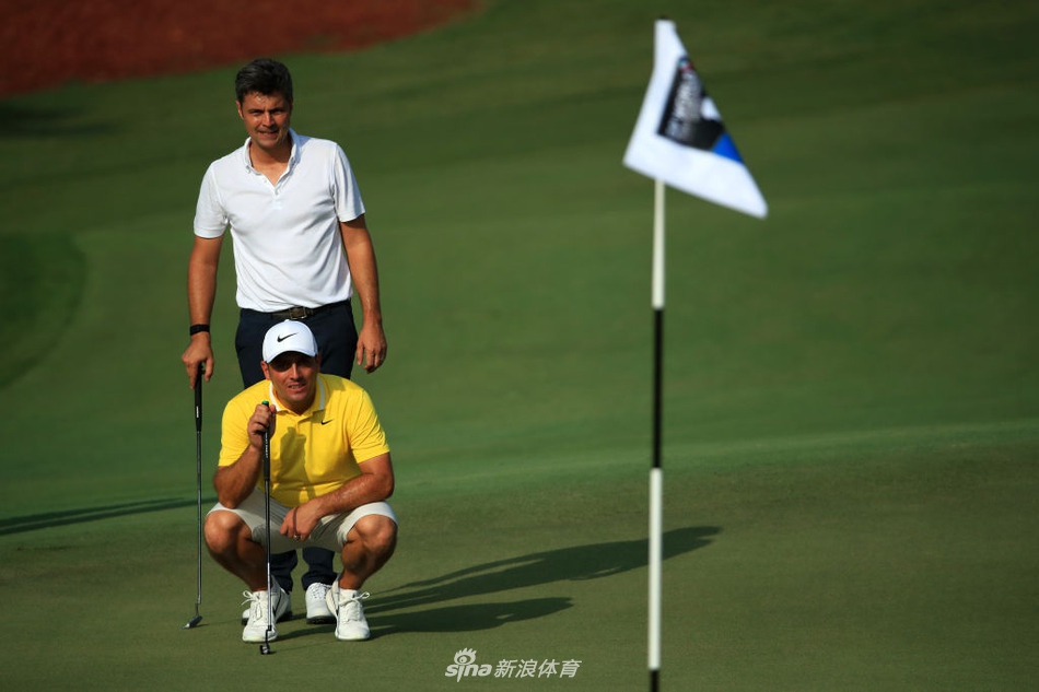 莫里纳利优雅挥杆瞬间，球杆划出完美弧线，白色球衫在绿茵场上格外醒目