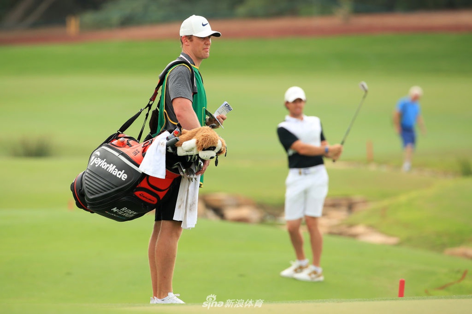 加西亚第十八洞果岭向观众致意，笑容中带着西班牙斗士般的自信与从容