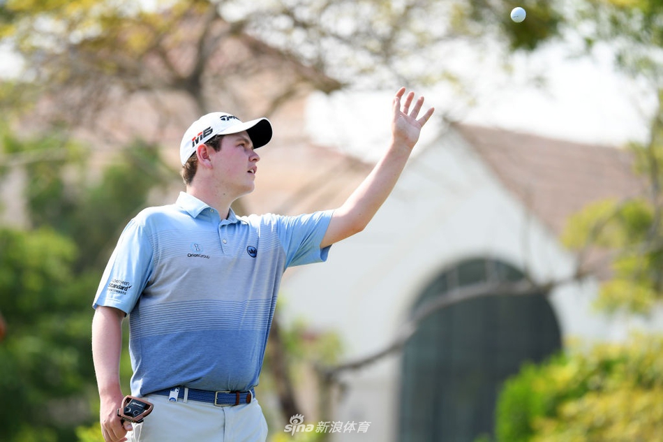 罗斯在沙坑中救球瞬间，沙粒飞扬中显露出绝佳球技