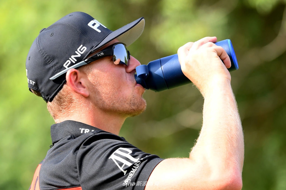 华莱士果岭边细心推敲，阳光洒在草地上形成斑驳光影