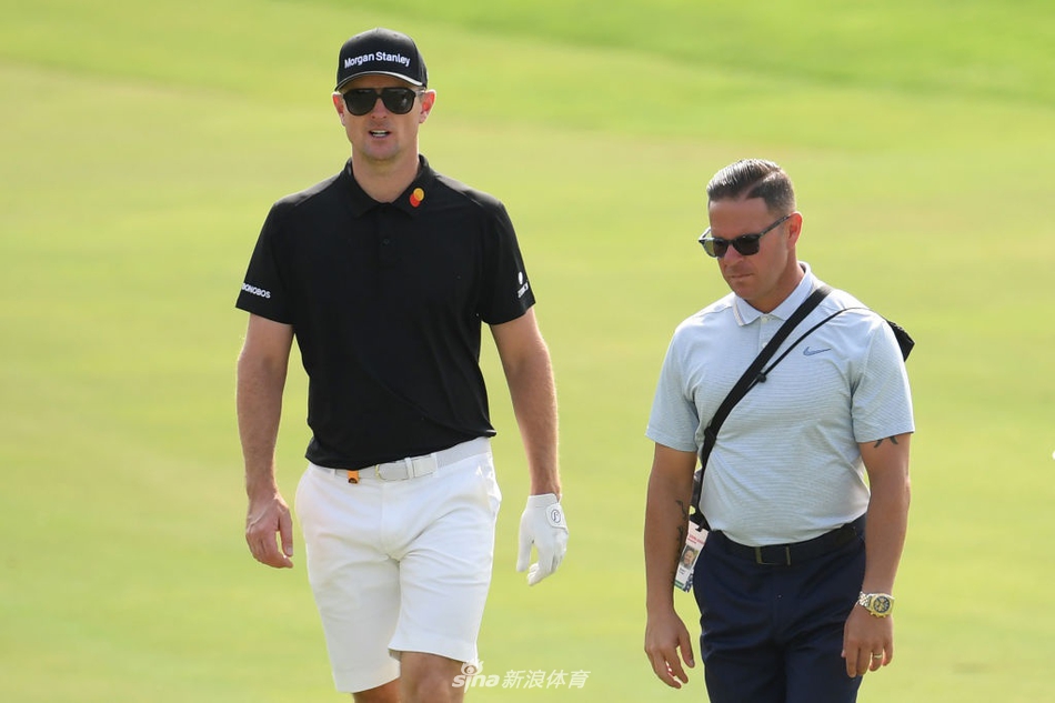 麦克罗伊与新球童奥康纳并肩行走在球道上，两人正专注讨论下一杆策略