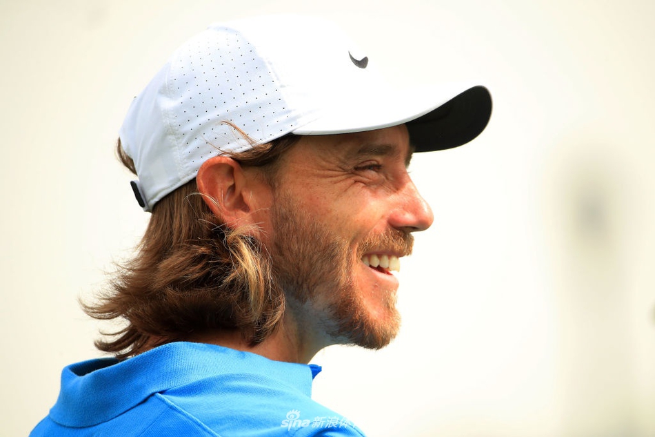 弗利特伍德开球后眺望球路，背后是迪拜标志性的现代建筑天际线