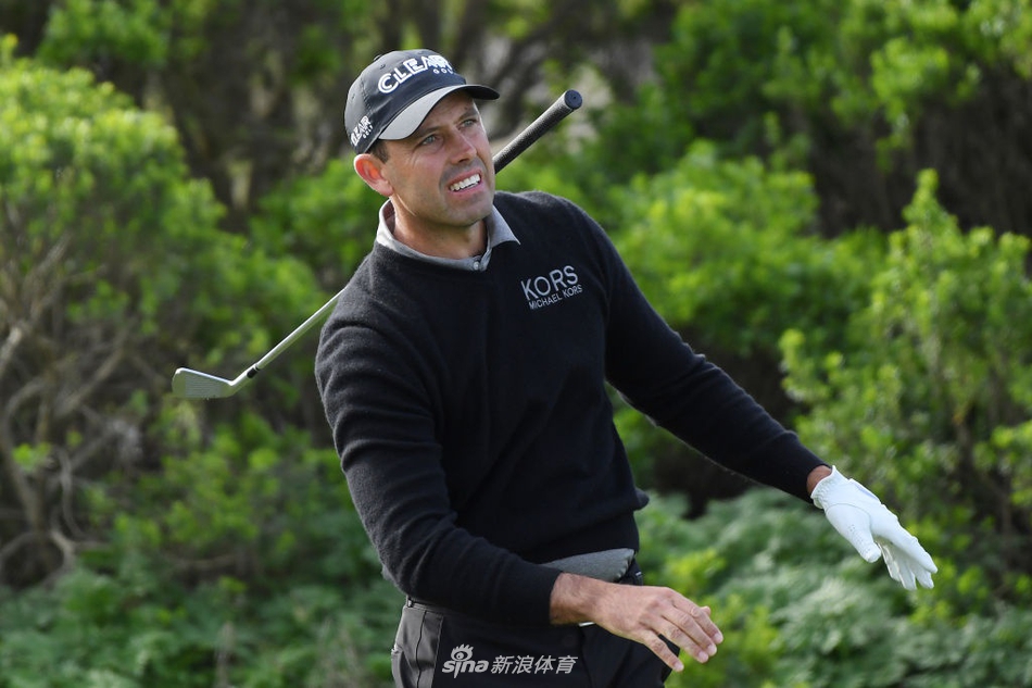 传奇球星菲尔·米克尔森在果岭边仔细推敲线路，脸上写满了对胜利的渴望与专注