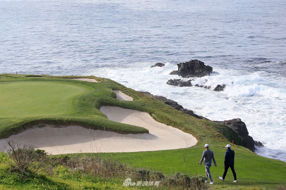 圆石滩球场壮丽的海岸线与严阵以待的球员，太平洋的波涛预示着决赛轮不平静的挑战