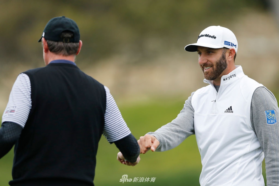 达斯汀·约翰逊与冰球传奇韦恩·格雷茨基在比赛中愉快交谈，展现了职业业余配对赛的独特魅力