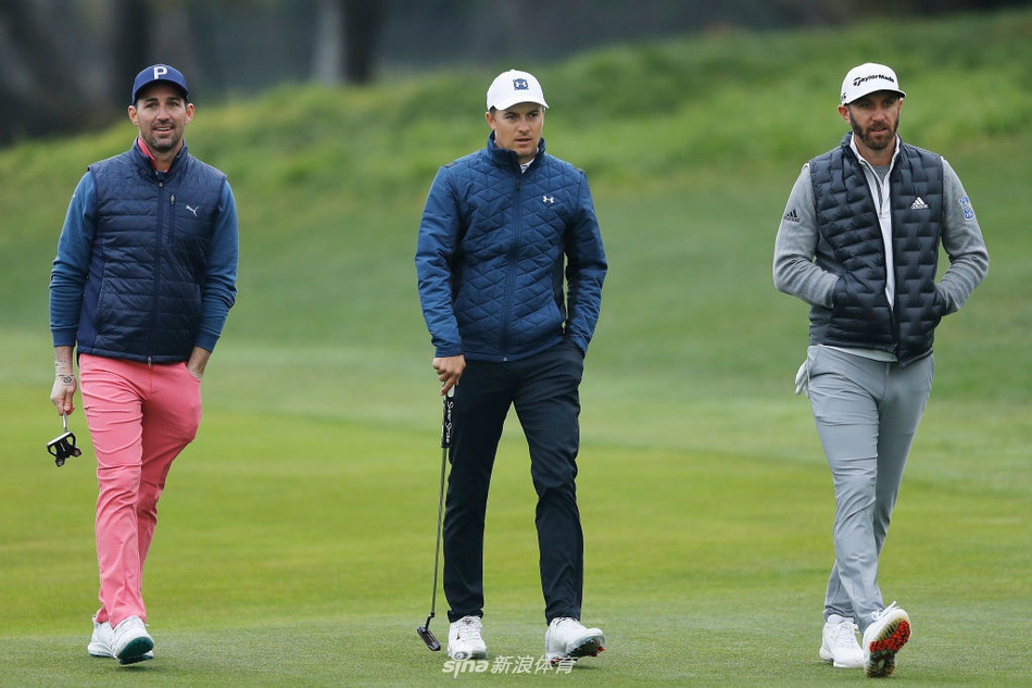 乔丹·斯皮思在球道上观察风势准备击球，展现了新生代球星对古老球场的尊重与挑战