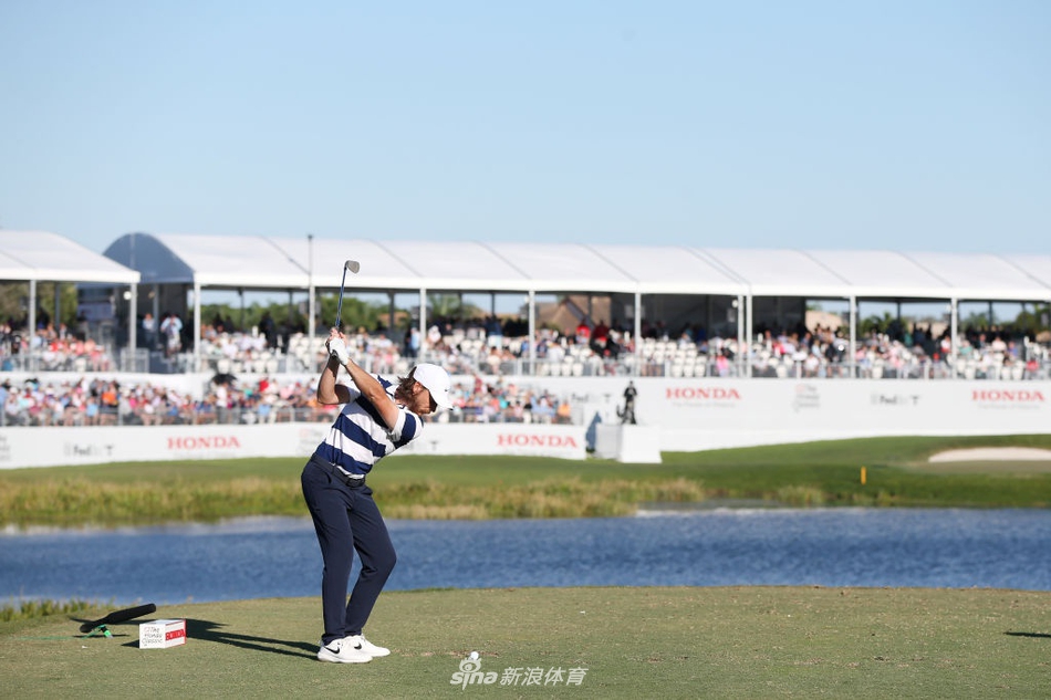 李·维斯特伍德在沙坑中救球，表情冷静坚毅，展现了老将的沉稳与丰富的赛场经验。