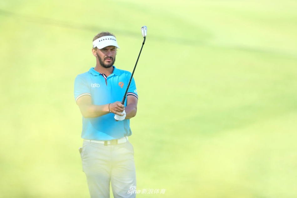 夕阳余晖洒在球场上，埃德奥多-莫里纳利完成推杆后走向下一洞，修长的身影拖在泛金的果岭之上。