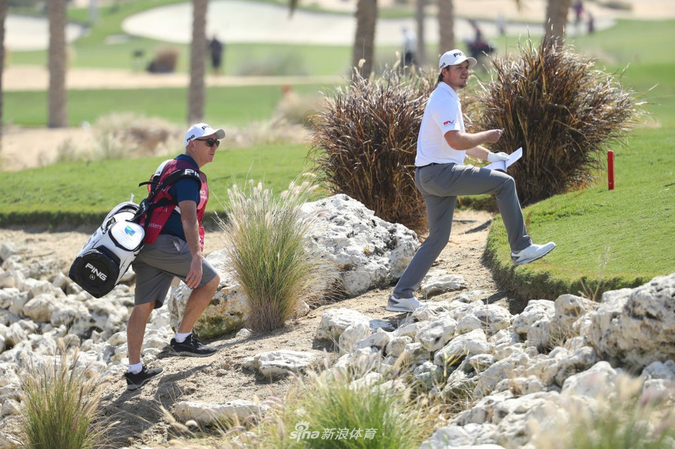 赛事工作人员在清晨维护果岭，喷灌系统划出彩虹，预示着新一轮比赛的开始与无限可能。
