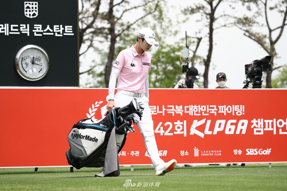 夕阳西下，完成比赛的球员们保持着安全距离走向会所，空旷的场地映射出疫情时期赛事不同往常的肃穆与寂静。