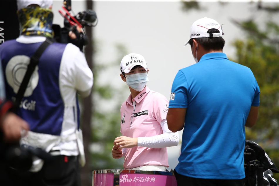 比赛现场，工作人员手持体温检测仪为每一位进入场地的人员进行筛查，这是每日不可或缺的安全仪式。