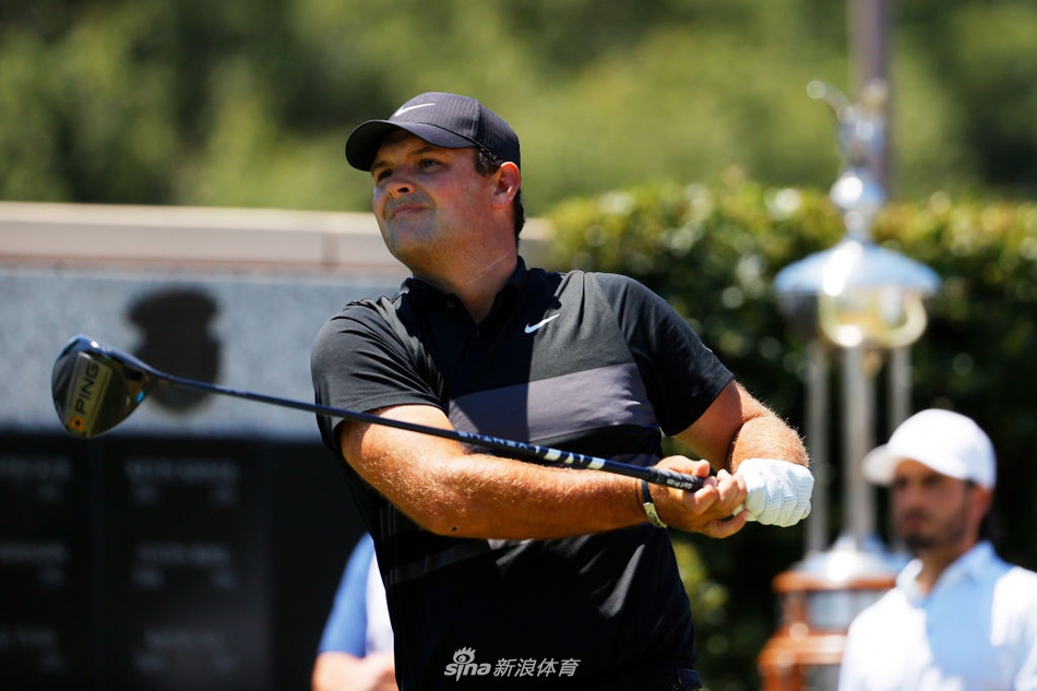 伯格尔高举嘉信挑战赛冠军奖杯，银色奖杯在聚光灯下熠熠生辉。