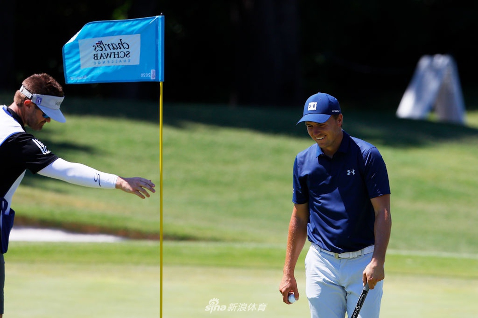 伯格尔在冠军颁奖仪式上喷洒香槟，晶莹的酒液与欢笑定格成经典画面。