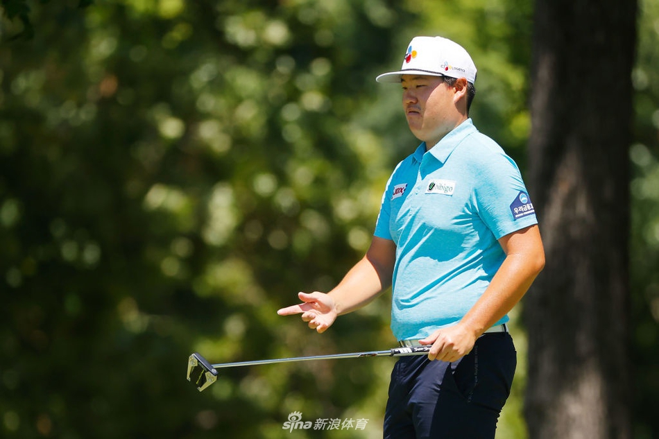 伯格尔与球童拥抱庆祝，胜利的喜悦与长久努力后的释然交织在脸上。