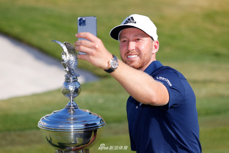 冠军推入洞刹那，伯格尔振臂高呼，狂喜之情感染了现场每一位观众。