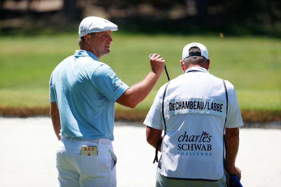 伯格尔确定推杆线路后，果断挥臂推击，动作流畅而充满自信。