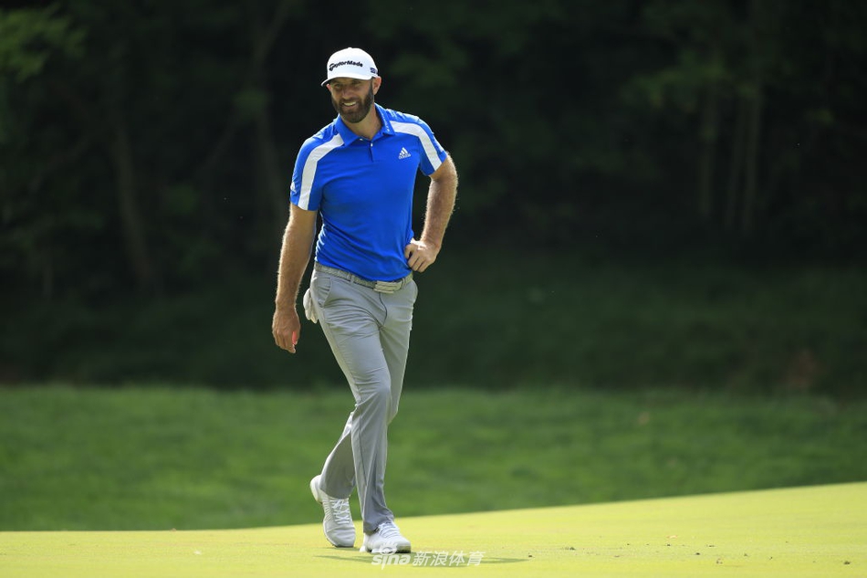 布鲁克斯-科普卡目光如炬，在棘手的长草中评估救球路线，尽显大满贯冠军锋芒。