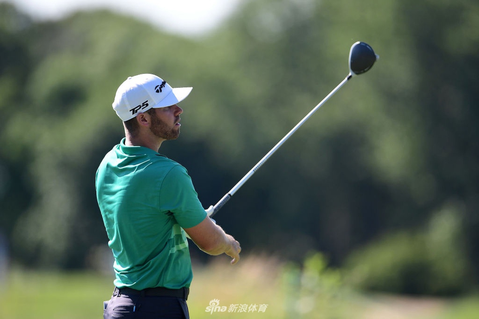 托尼-弗诺在果岭边进行复杂的切杆判断，他半蹲身体，用手指丈量着地形起伏，计算着小球弹跳的精确路线