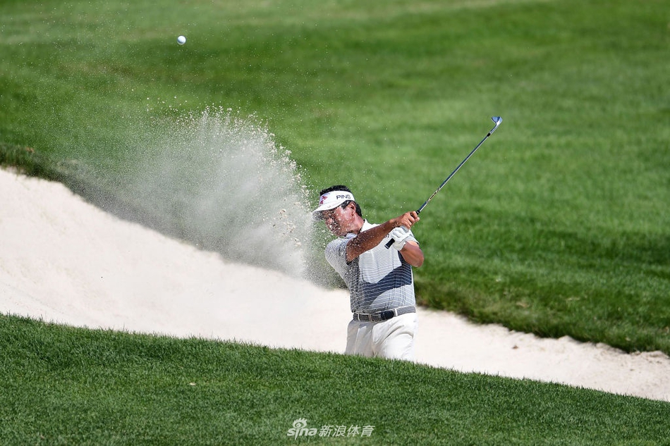 英格兰名将汤米-弗利特伍德在长草中审慎救球，一头标志性的浓密卷发在风中微动，眼神专注如鹰