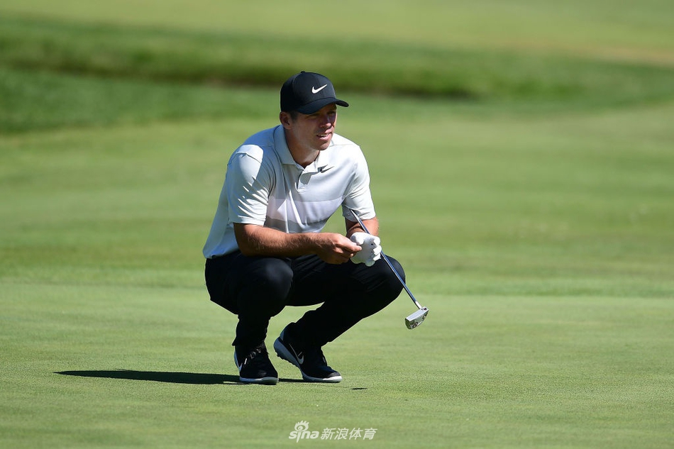 领先者里奇-威尔斯基推杆果断出手，小球沿着果岭上清晰的草纹径直滚向洞杯，他的眼中充满对胜利的渴望