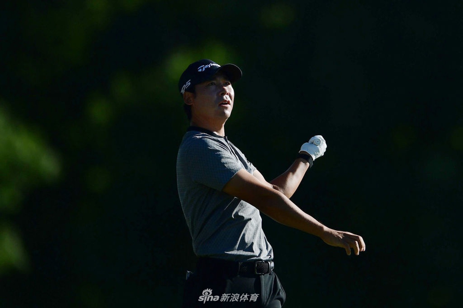 “大炮手”巴巴-沃森在开球台上全力一击，肌肉线条分明，小球仿佛要撕裂空气，飞向遥远的球道落点