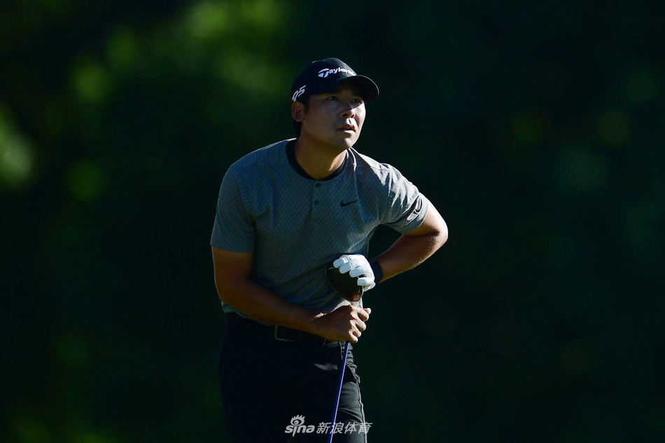 张新军挥杆瞬间，身体扭转充满力量，球杆在阳光下划出一道完美的弧线，目光坚定地望向小球飞行的远方