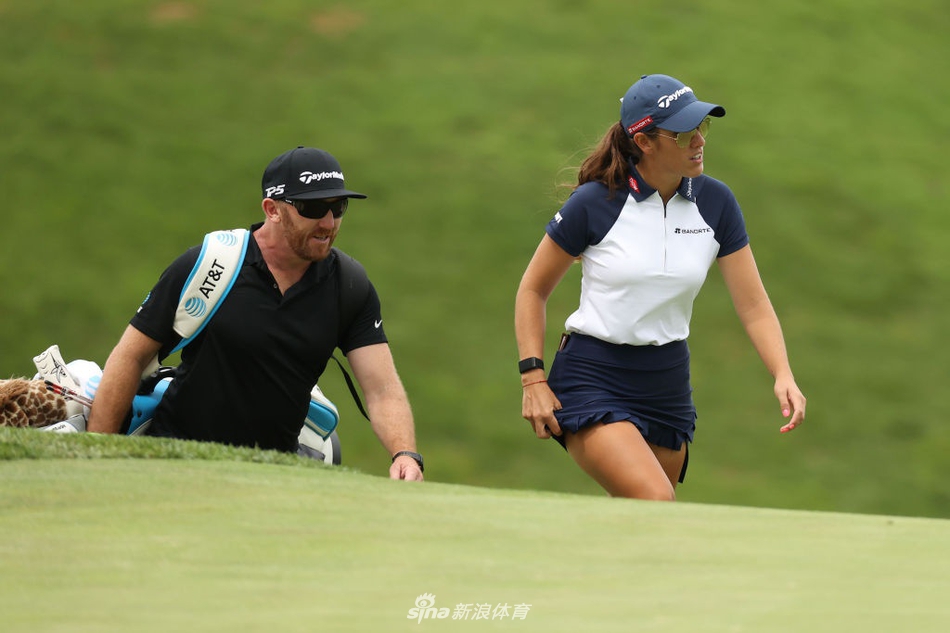 姜孝林在斗篷俱乐部果岭边凝神观察,冷静评估推杆线路,展现出冠军的专注与沉稳。