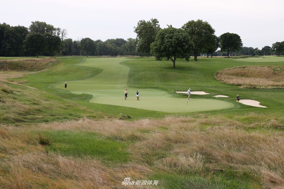 美国名将莱克西·汤普森在长草中冷静救球,展现出顶尖球员处理棘手球位的非凡能力。