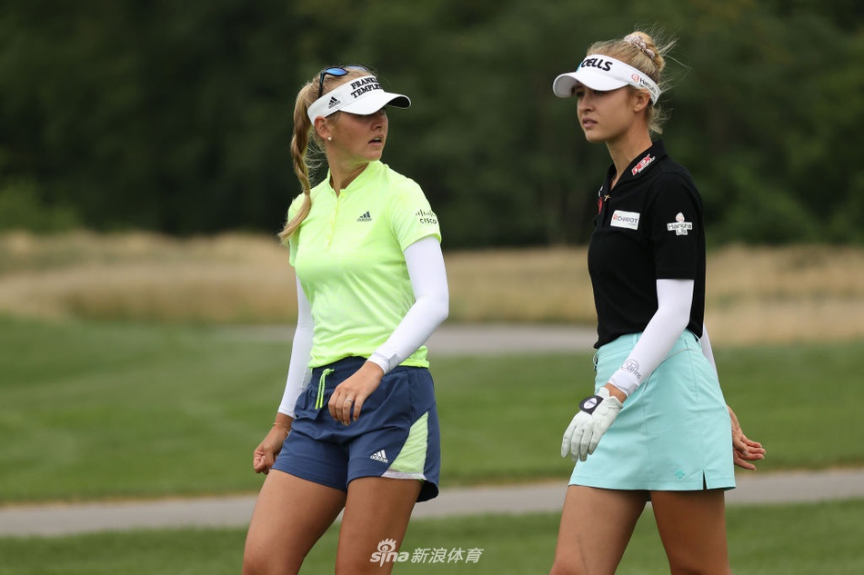 斗篷俱乐部宽阔而起伏的球道在阳光下延伸,巨大的沙坑守护着果岭,静谧中暗藏玄机。