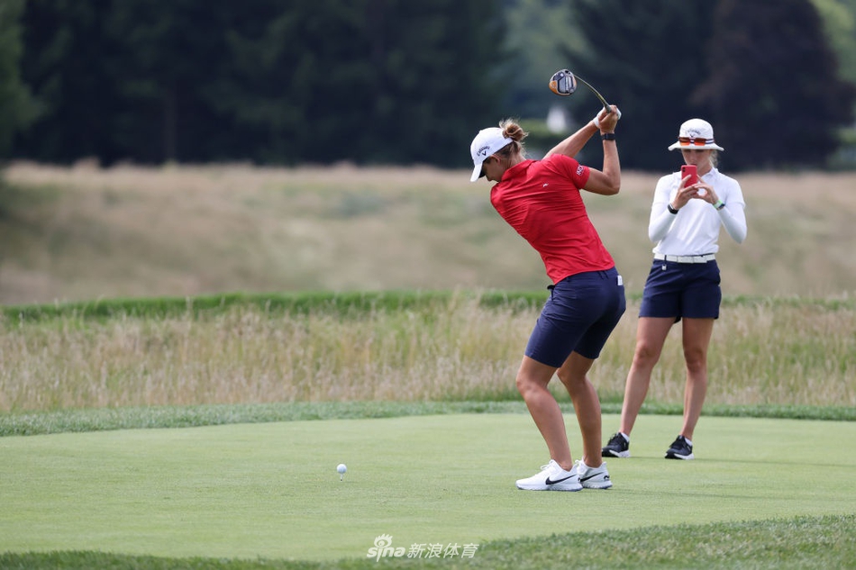 赛事冠军姜孝林在颁奖时刻手持奖杯绽放灿烂笑容,背后是斗篷俱乐部会所,定格了重启的荣耀瞬间。