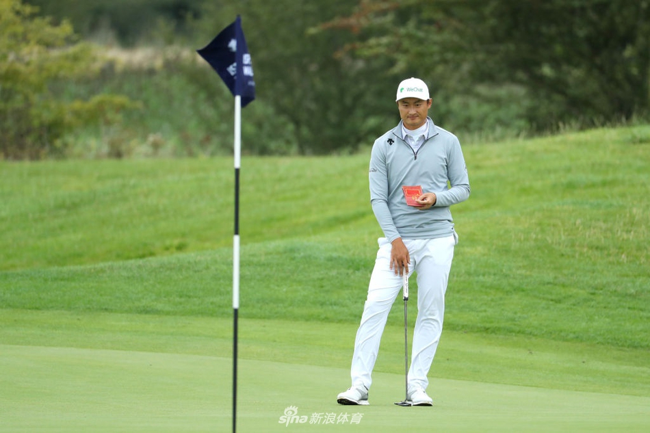 李昊桐在凯尔特庄园球道上专注击球，阳光勾勒出他充满力量感的挥杆剪影