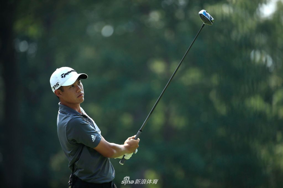 练习轮结束后,伍兹与小麦轻松交谈,气氛融洽