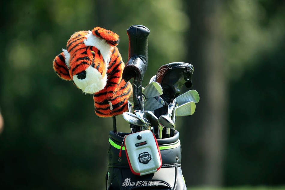 伍兹在练习轮中挥杆瞬间,身体展现出的力量与柔韧依然惊人