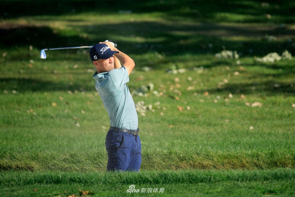 夕阳余晖洒在奥林匹亚菲尔兹球场的球道与沙坑上，呈现出高尔夫运动静谧而富有挑战的另一面