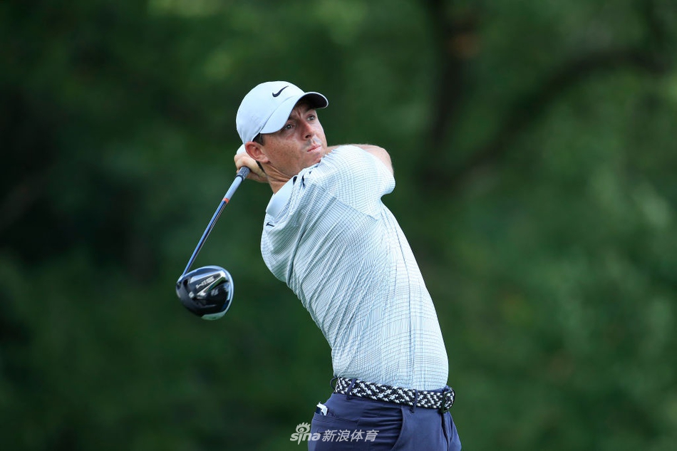 赛场观众虽少但氛围不减，球员在安静中专注击球，尽显职业高尔夫的专业精神