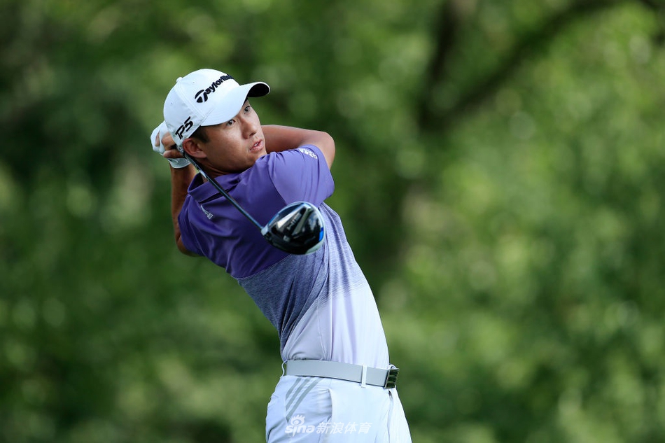 麦克罗伊在发球台全力开球，身体扭转充满力量感，球杆在空气中划出弧线