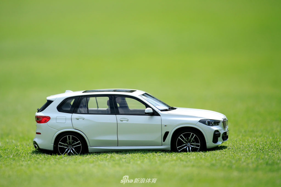 松山英树在球道上进行关键的铁杆击球准备，身形稳定，目光聚焦于远处果岭