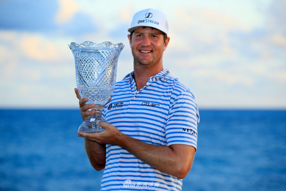 斯沃福德屏息凝神，在关键的第15洞推出一记决定冠军走向的致胜小鸟球