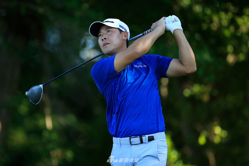 夺冠时刻，斯沃福德与并肩作战的球童激情相拥，共享来之不易的荣耀瞬间