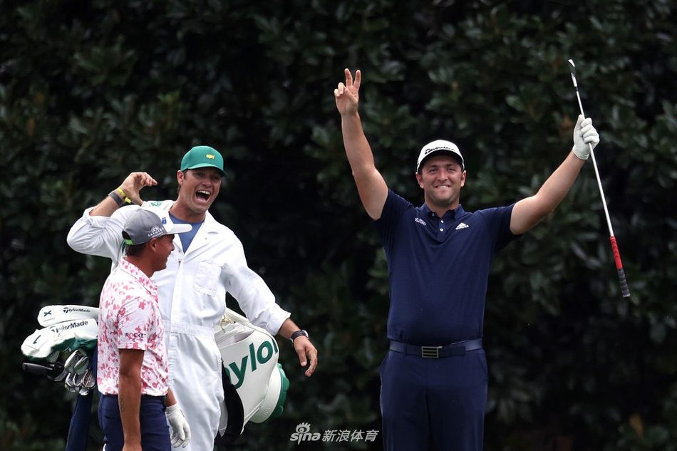 贾斯汀·罗斯在练习场调整动作，侧影挺拔，身后的球包见证着无数征战的里程。