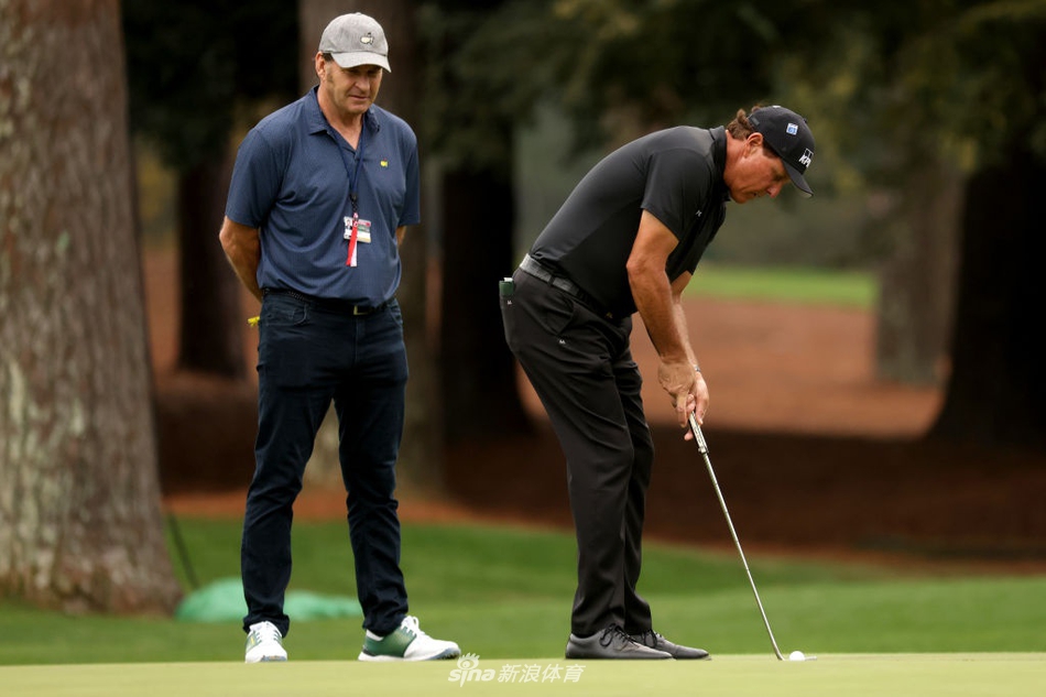 布赖森·德尚博正使用测距仪仔细测算码数，展现出他‘科学家’般严谨的赛场态度。