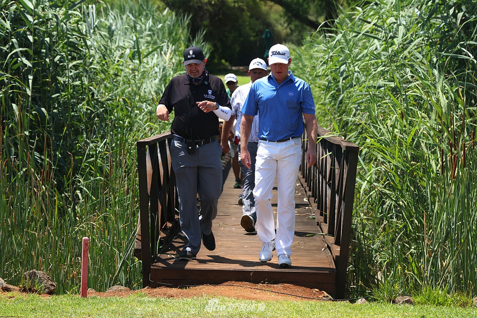 冠军挥杆瞬间,伯泽伊登霍特在发球台上优雅完成全挥杆动作,阳光勾勒出其专注的身形与力量感。