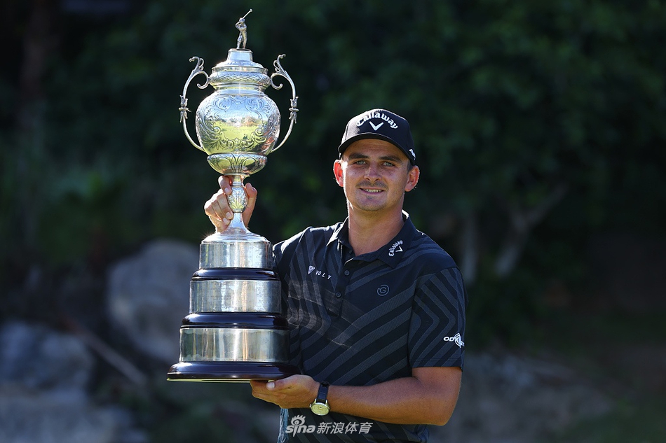 比赛关键时刻,伯泽伊登霍特与球童并肩站在球道中央,共同商讨下一杆的策略,体现团队协作。