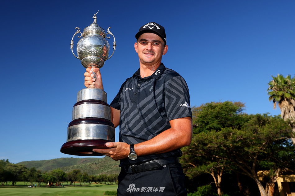 夕阳余晖中,伯泽伊登霍特以剪影形式走在球道上,冠军的背影宁静而充满力量,象征着一天的辉煌征战落幕。