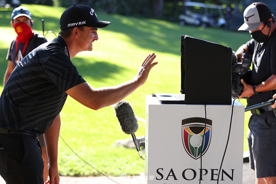 颁奖时刻,伯泽伊登霍特高高举起南非公开赛冠军奖杯,周围掌声雷动,他脸上洋溢着无比自豪与喜悦的笑容。