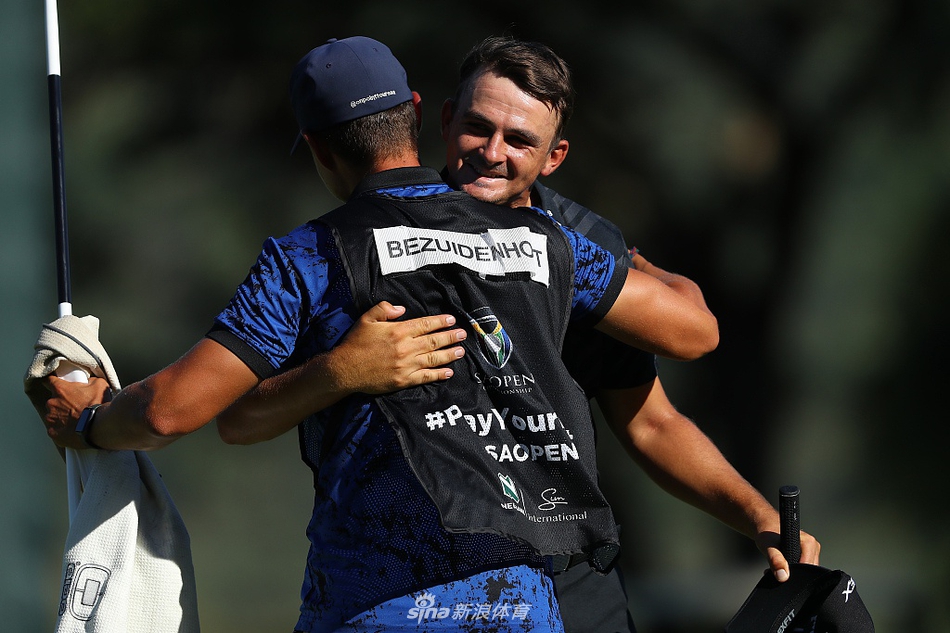 克里斯蒂安·伯泽伊登霍特在决赛轮中全神贯注,沉稳推杆,背景是南非典型的壮丽山景与广阔球场。