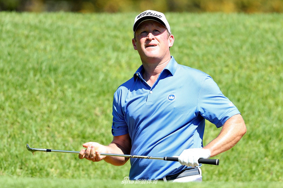 伯泽伊登霍特在长草中审慎观察球位,准备下一杆击球,展现了其应对复杂场面的冷静与策略。