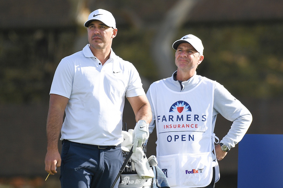 观众穿着雨衣聚集在观赛区，背景是雾气笼罩的太平洋，展现了球迷们的热情与比赛的独特氛围。