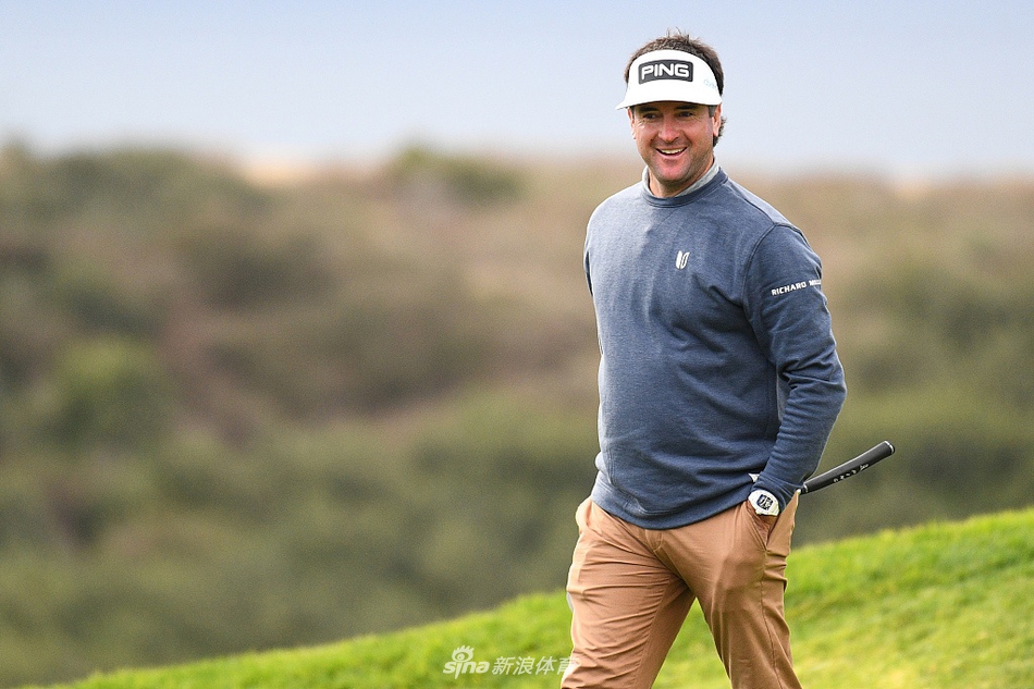 亚当·斯科特在布满水渍的果岭上仔细研判推杆线路，潮湿的环境让每一次推击都至关重要。