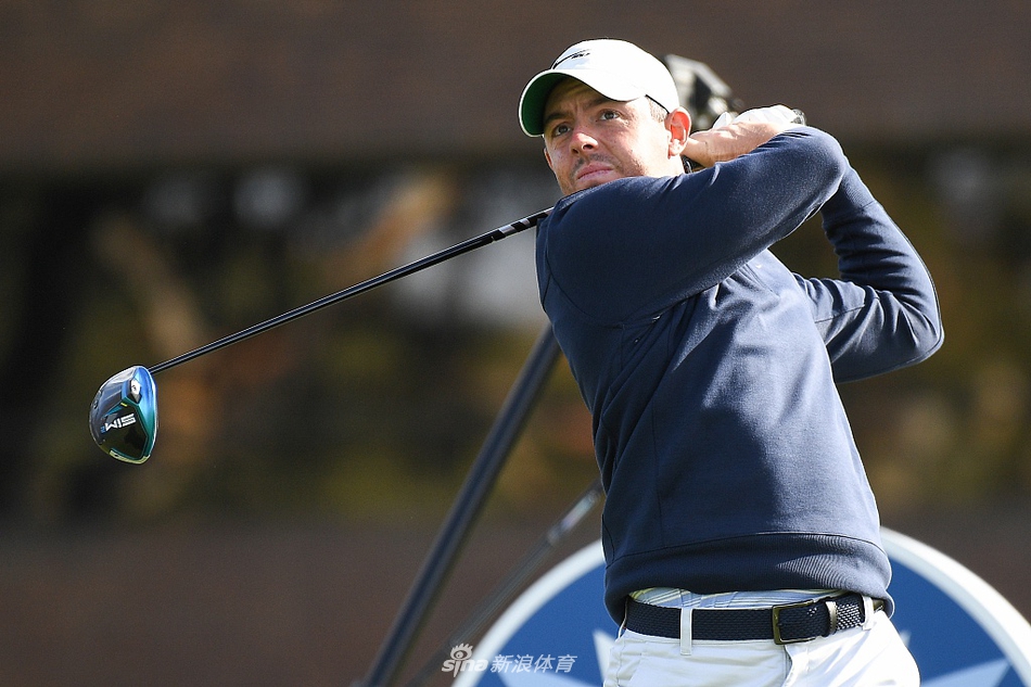 冰雹覆盖了托里松球场的果岭，白色颗粒与绿色草地形成刺眼对比，比赛因此短暂中断。